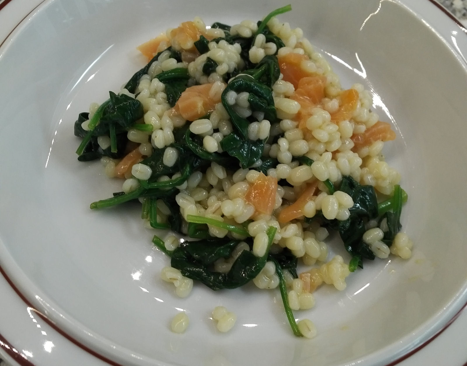 Gersten-Spinat-Salat mit Rauchlachs